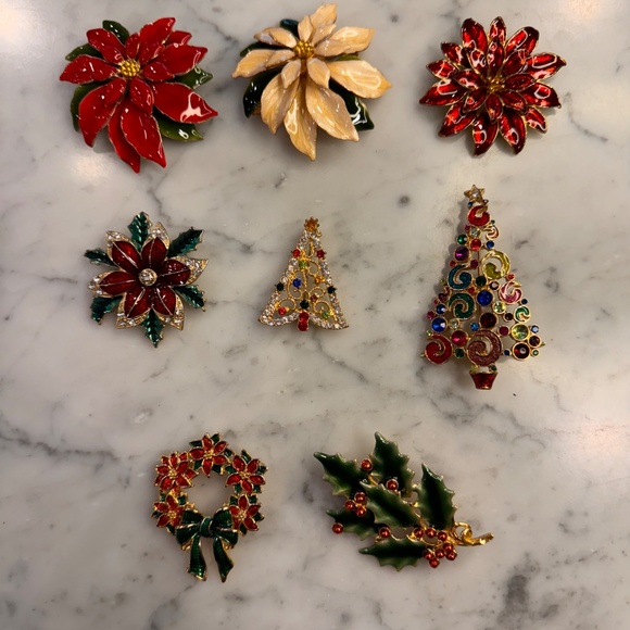 8 Christmas Themed Vintage Gold Tone Enamel and Rhinestone Brooches. - Picture 3 of 11